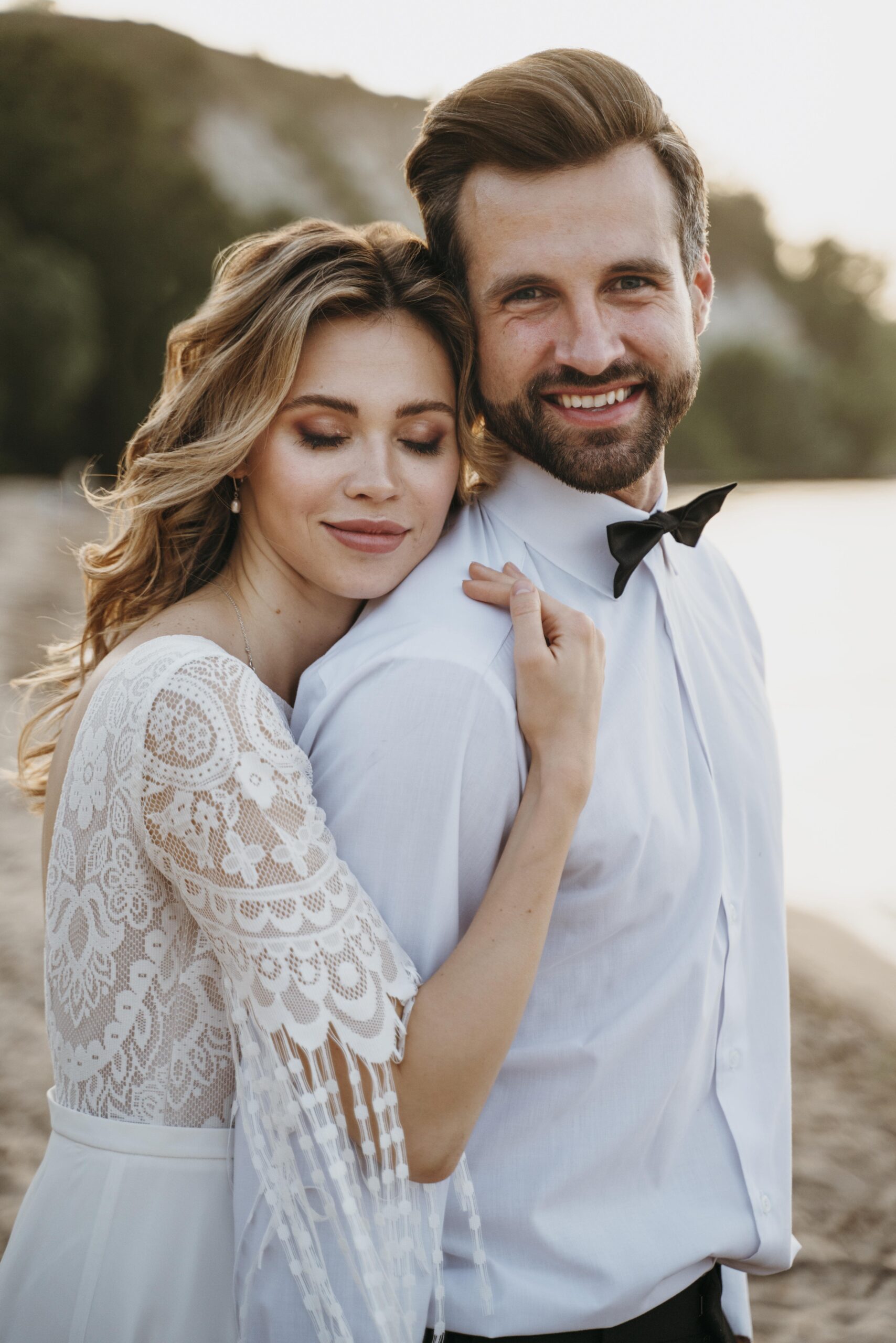 beautiful-couple-having-their-wedding-beach (1)-min