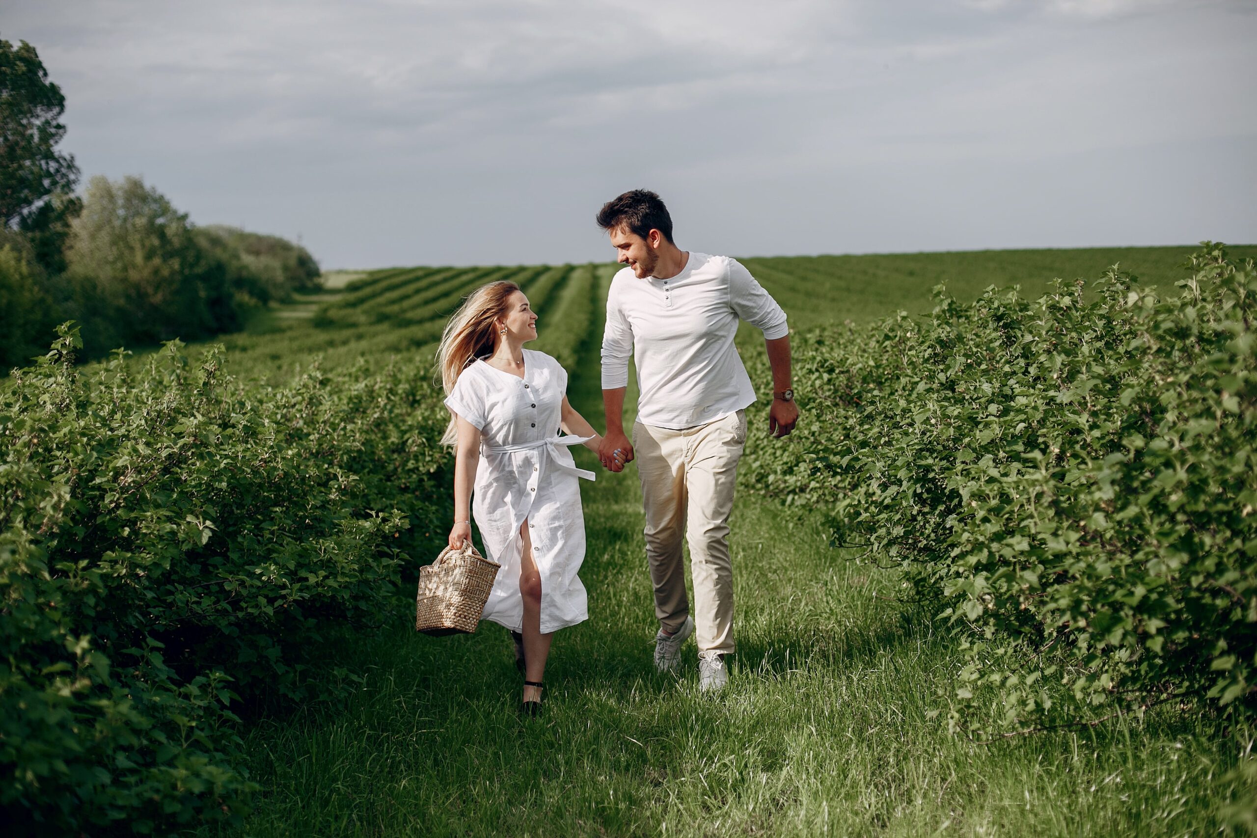 beautiful-couple-spend-time-summer-field-min beautiful-couple-spend-time-summer-field-min