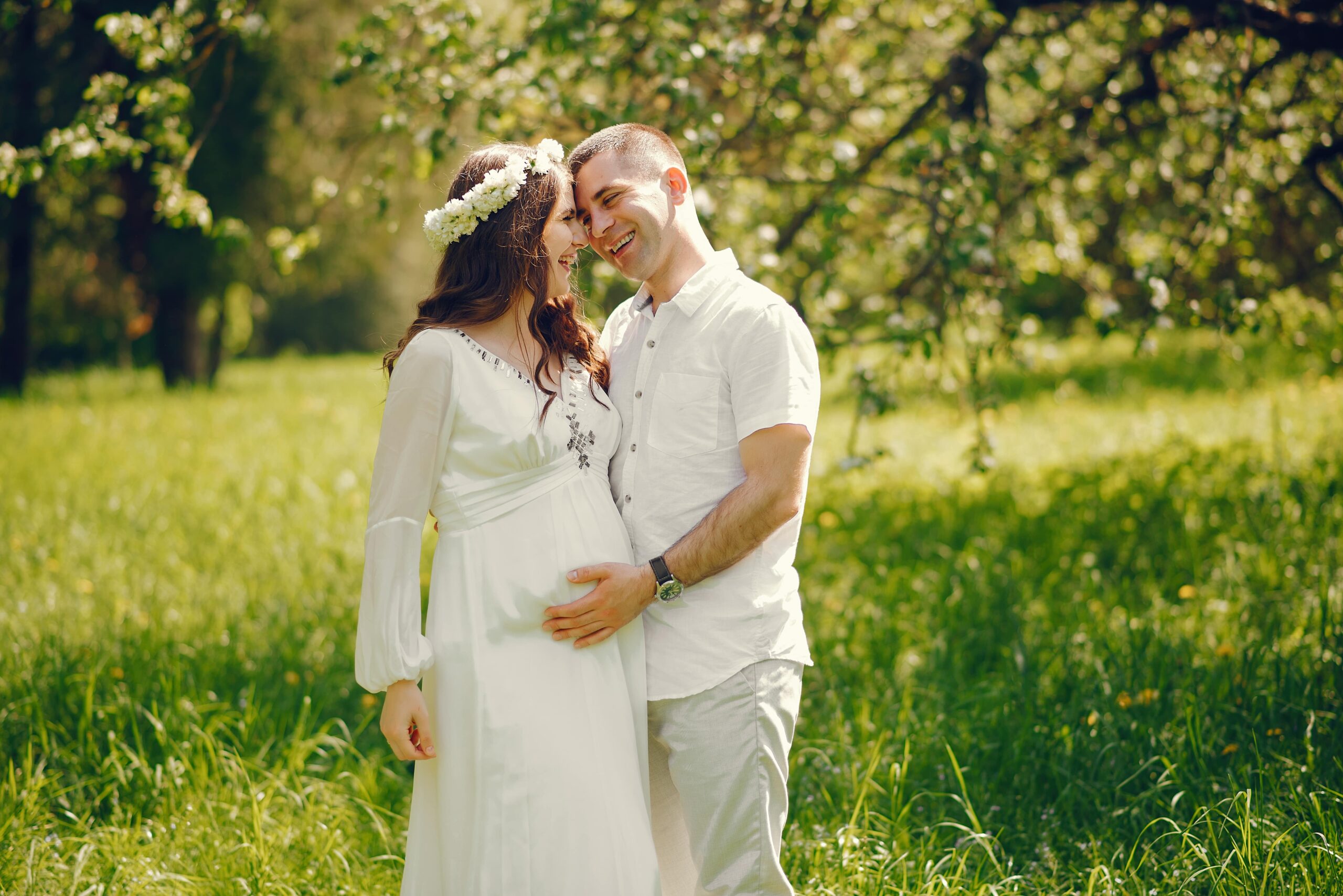 beautiful-young-pregnant-girl-long-white-dress-with-her-boyfriend (2)-min