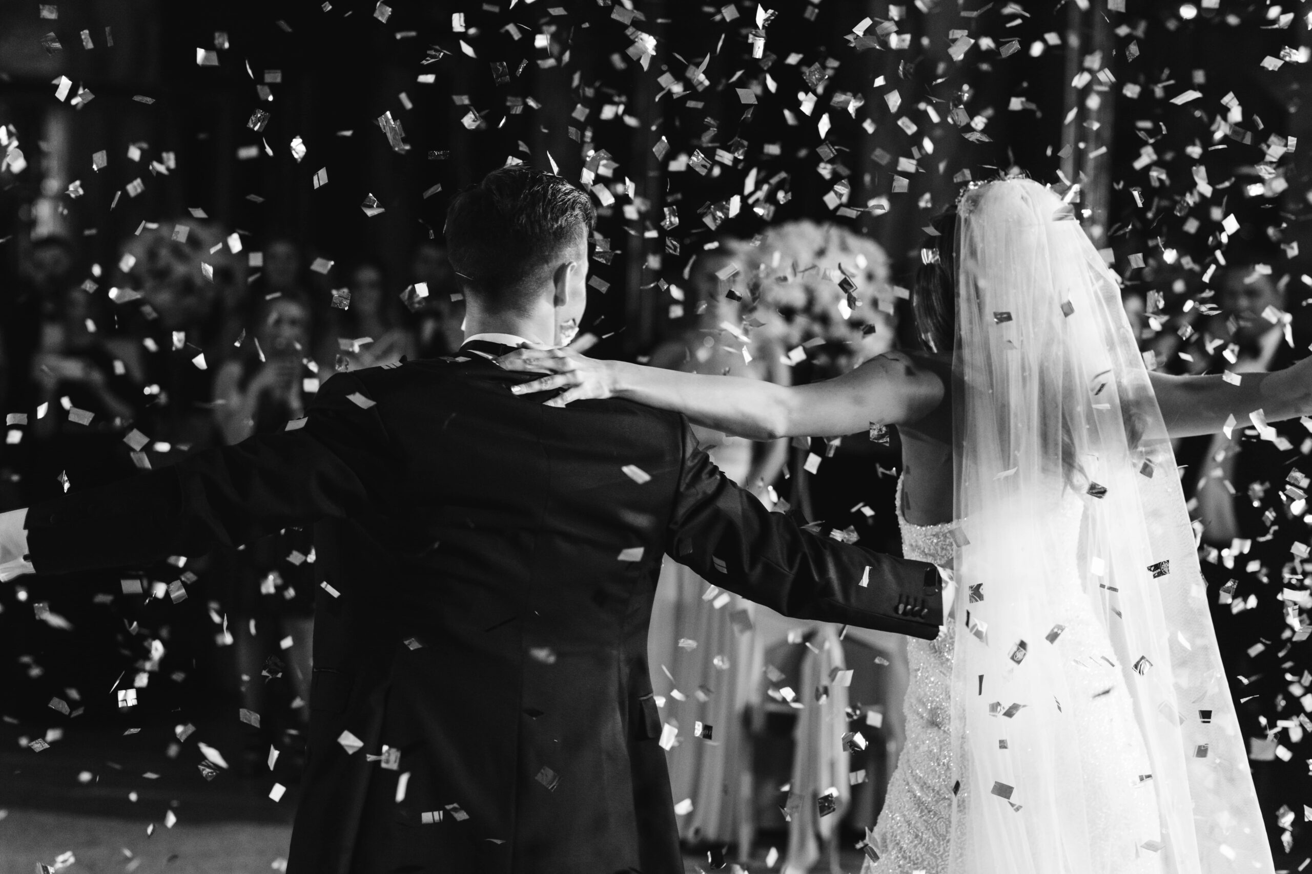 confettie-falls-bride-groom-while-they-dance-min