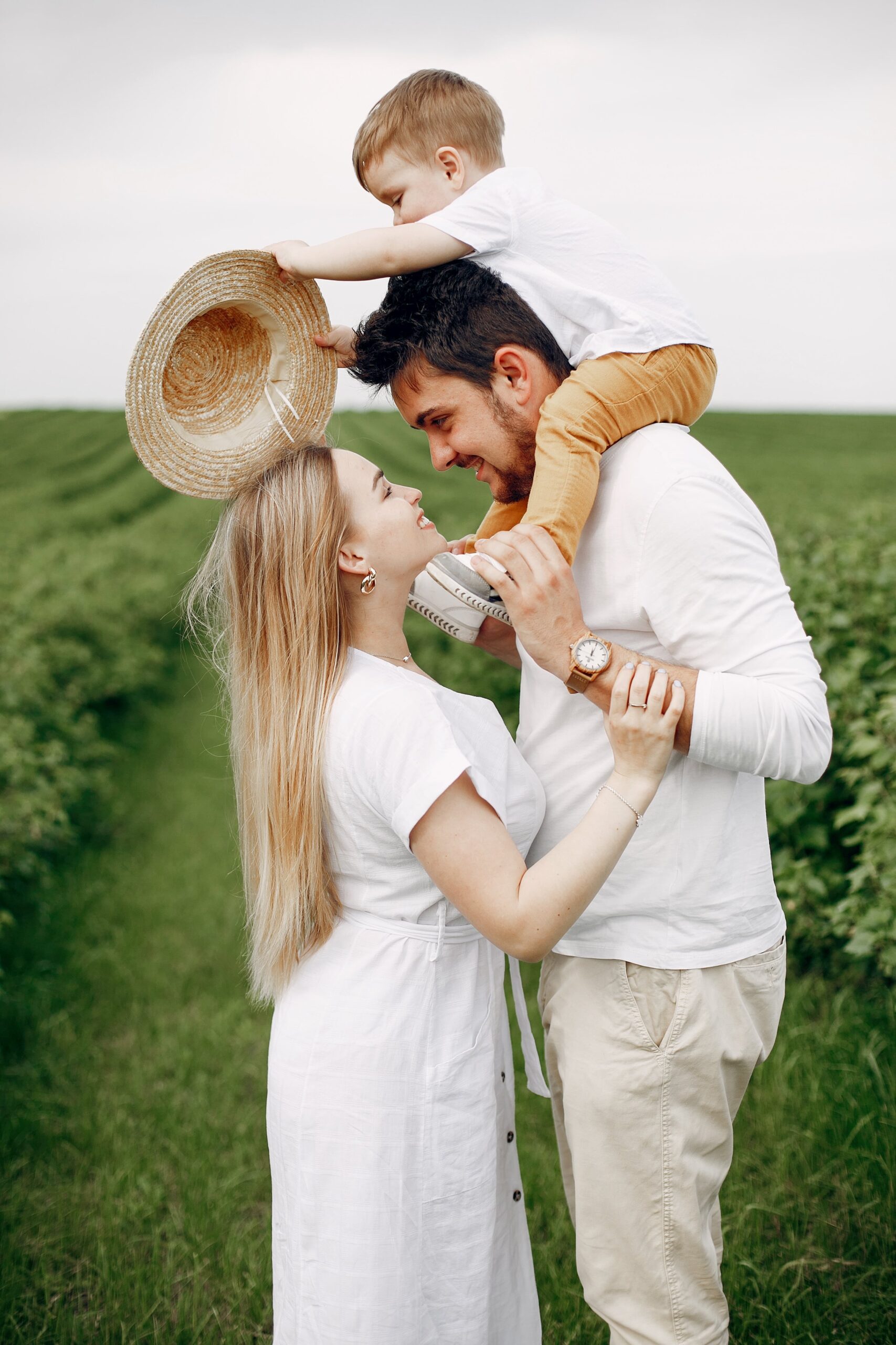 cute-family-playing-summer-field (1)-min cute-family-playing-summer-field (1)-min