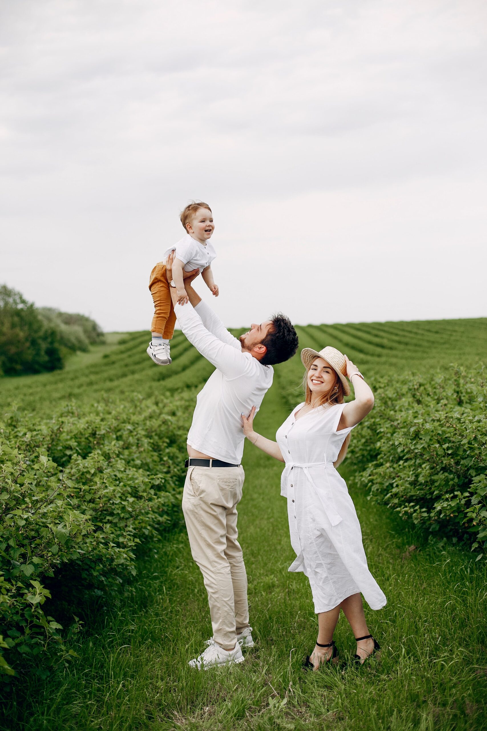 cute-family-playing-summer-field (2)-min cute-family-playing-summer-field (2)-min