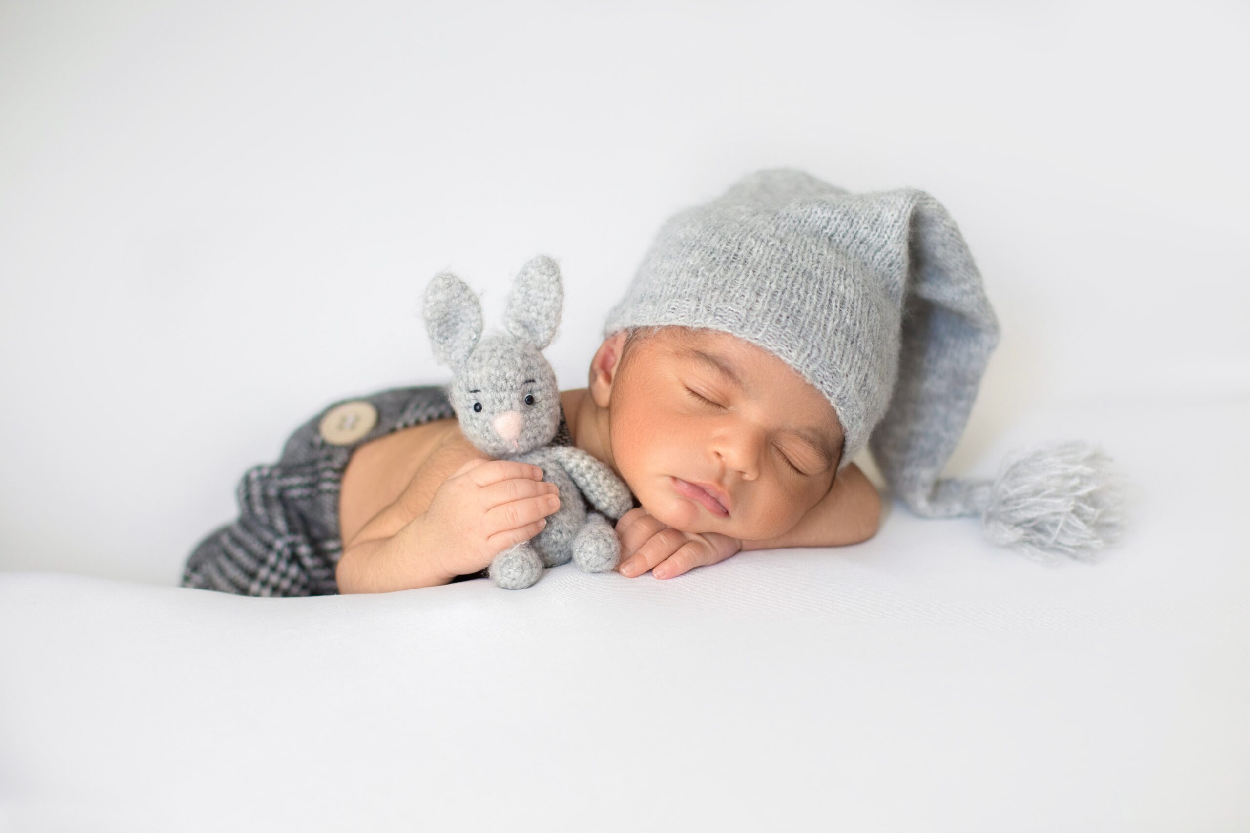 little-infant-sleeping-with-cute-grey-hat-with-toy-rabbit-his-hands-min little-infant-sleeping-with-cute-grey-hat-with-toy-rabbit-his-hands-min