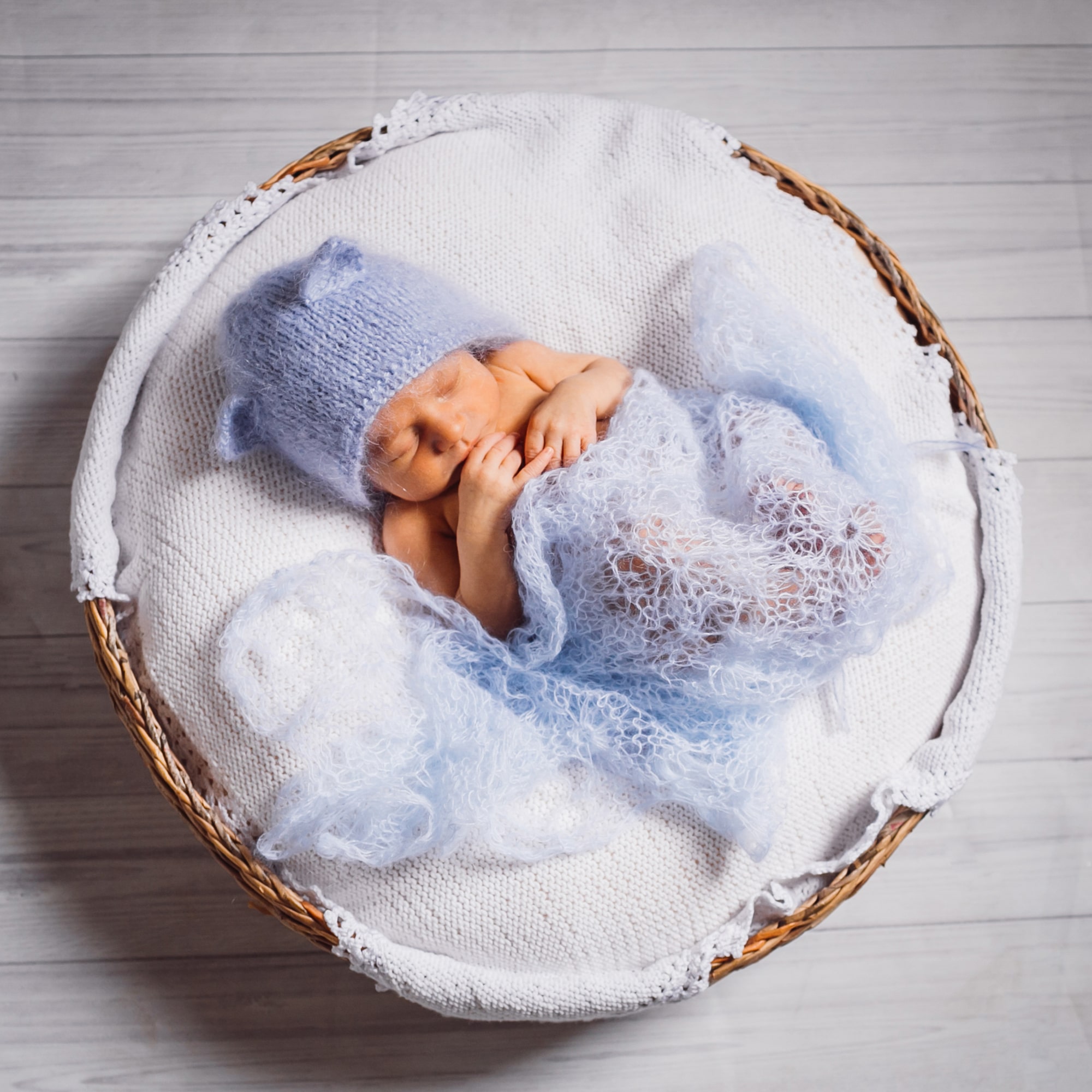 pretty-little-child-sleeps-fluffy-pillow-blue-background-min pretty-little-child-sleeps-fluffy-pillow-blue-background-min