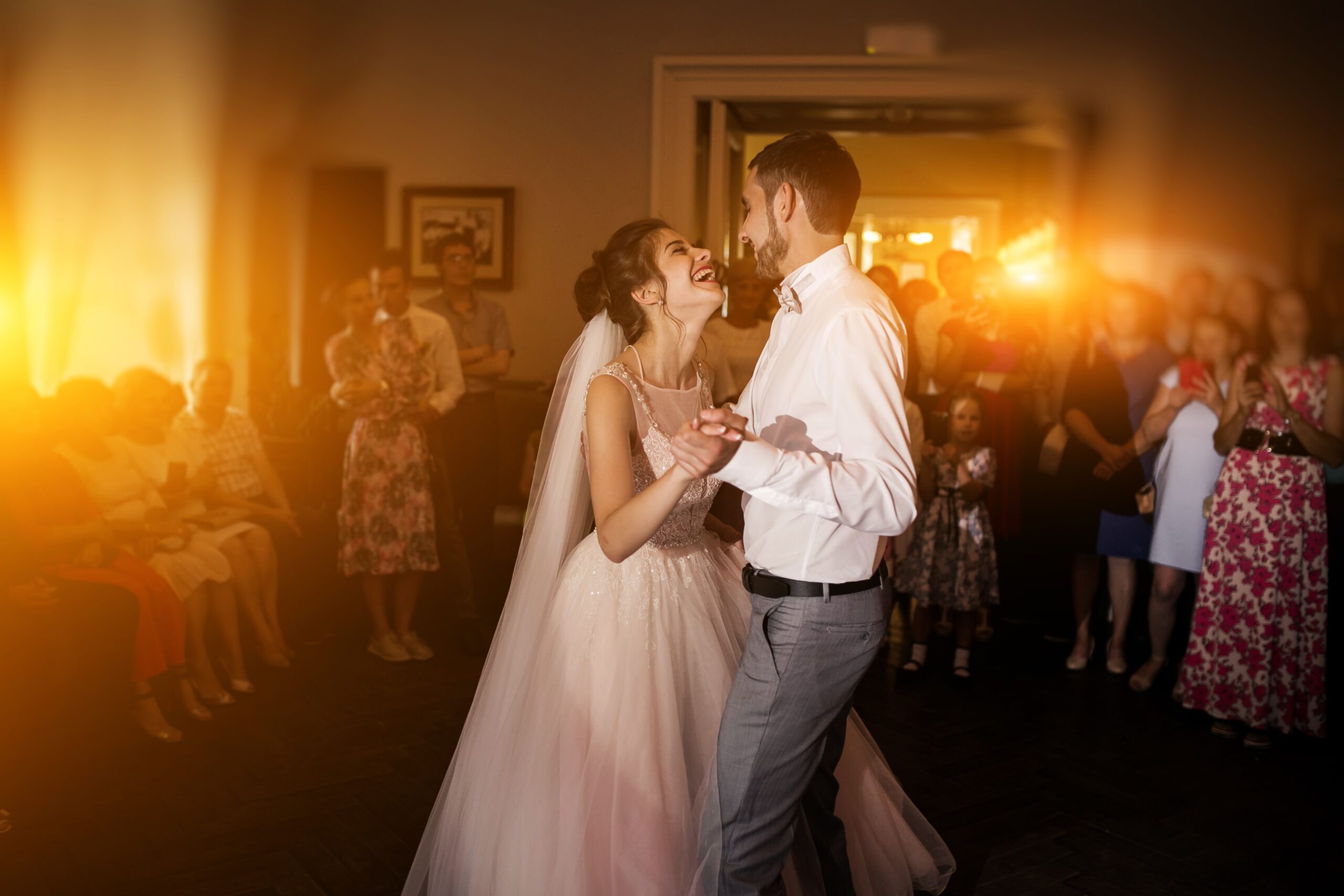 wedding-couple-dancing-min