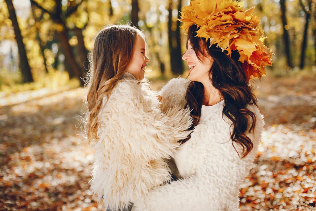 cute-stylish-family-autumn-park-min