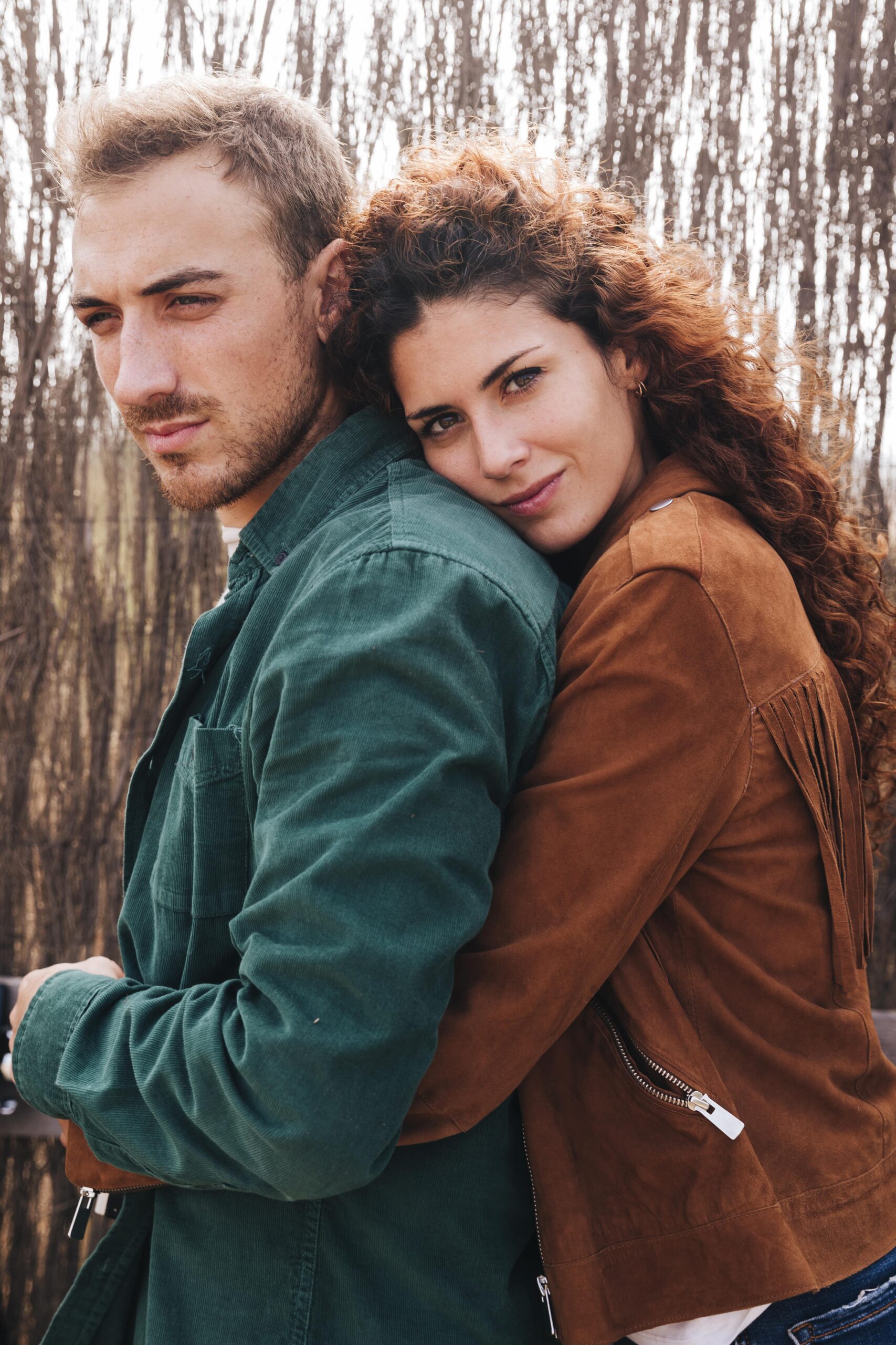 sideways-woman-hugging-man-min